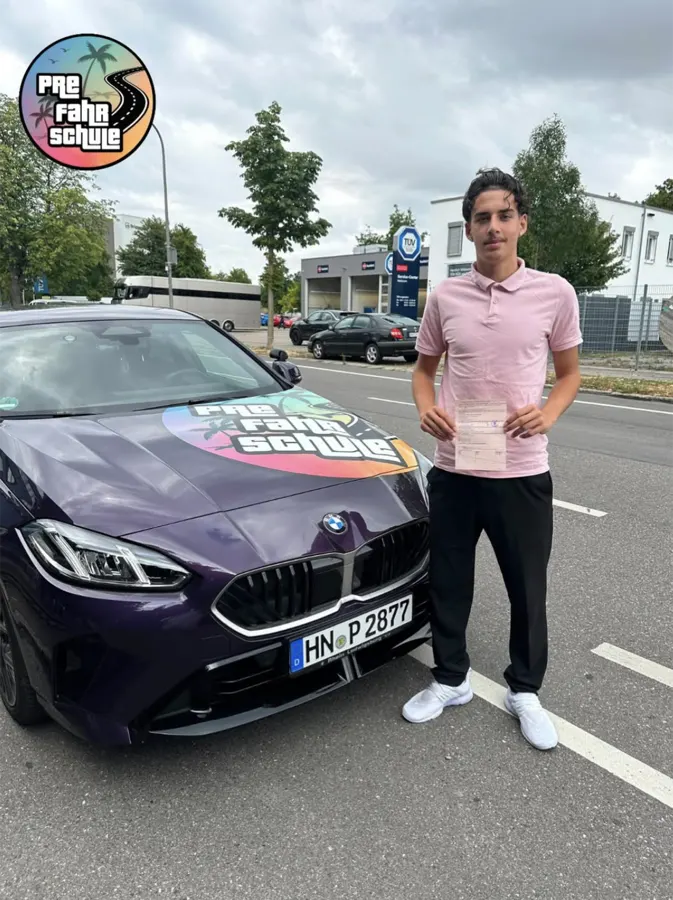 Fahrschüler der PRE Fahrschule Heilbronn nach bestandener Prüfung, Foto 17 von 17