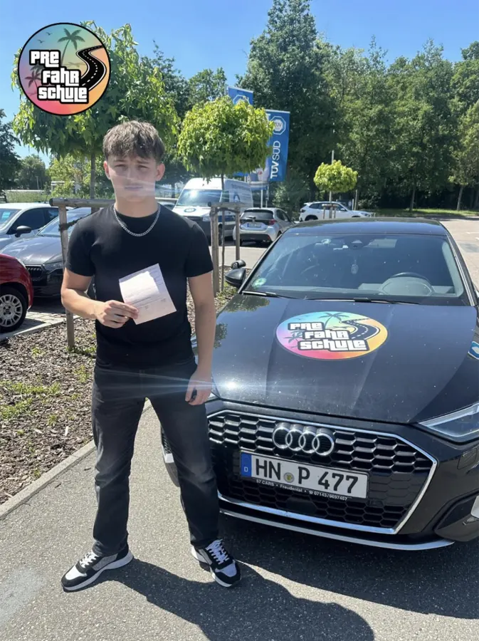 Fahrschüler der PRE Fahrschule Heilbronn nach bestandener Prüfung, Foto 13 von 17