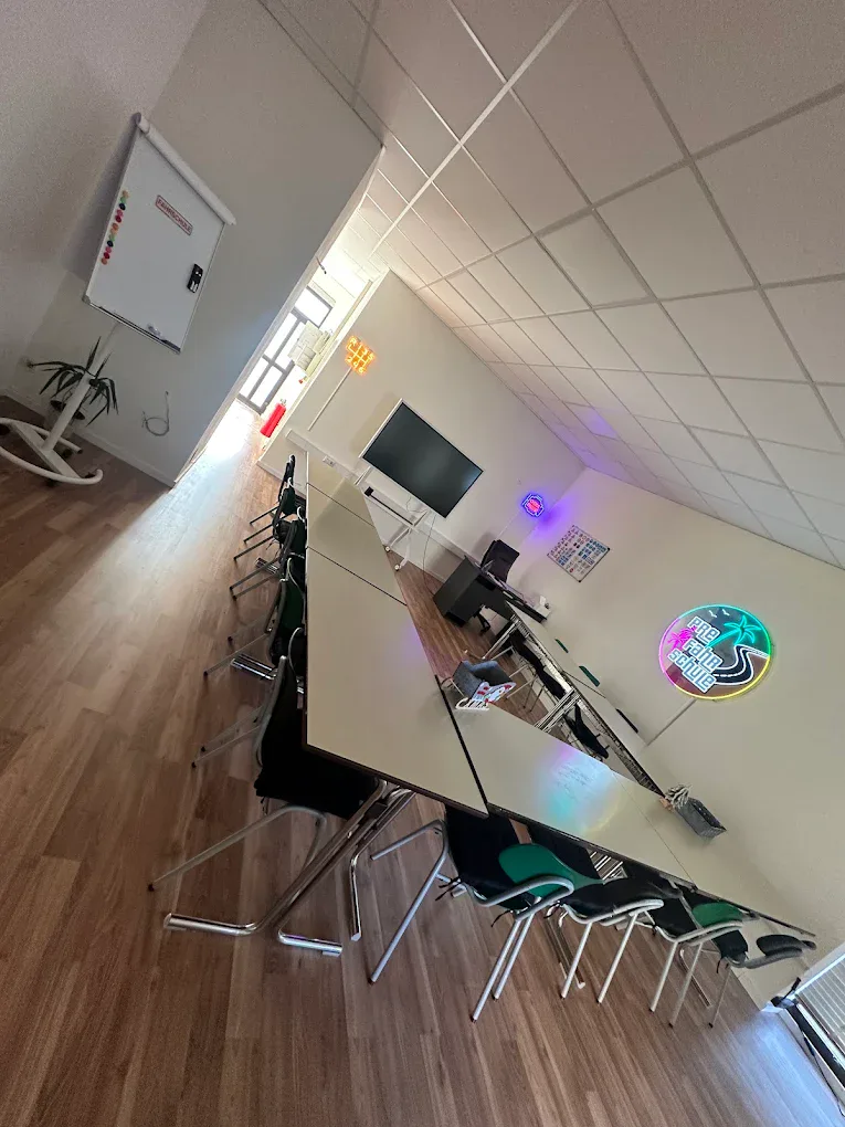 Wartebereich der PRE Fahrschule mit Sitzecke am Eingang