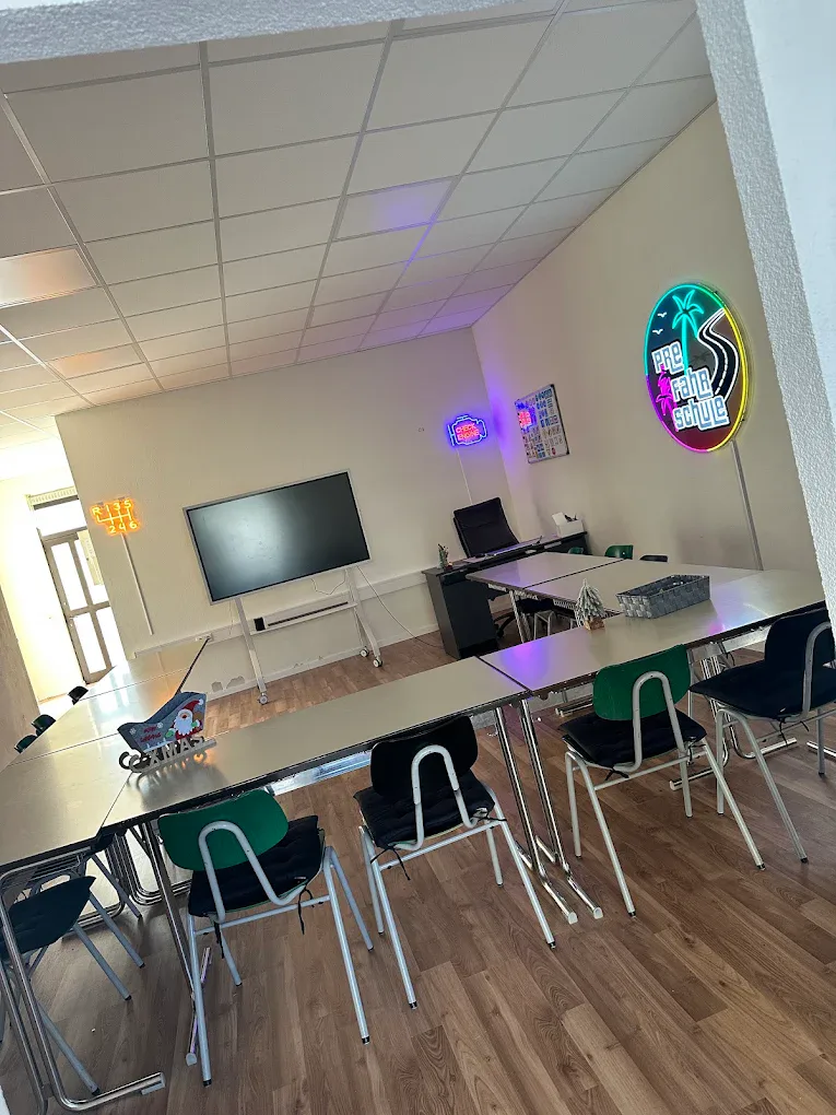 Eingang und Schaufenster der PRE Fahrschule am Kraichgauplatz Heilbronn