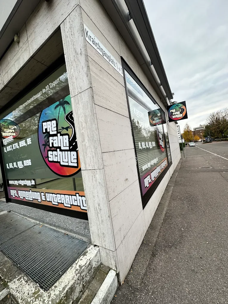 Schaufenster der PRE Fahrschule mit Fahrzeugklassen-Übersicht